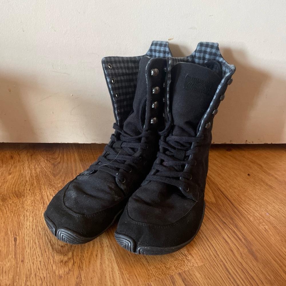 Wildling Barefoot Black Laced Up Boots Woman’s Size 6